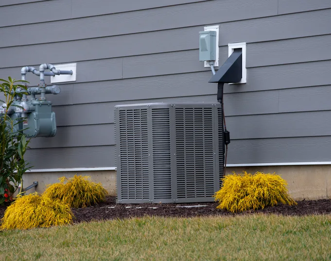 Ducted heat pump system installed beside a central Arkansas home