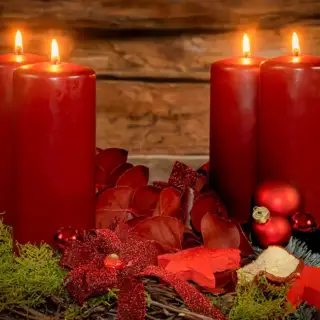 Christmas decorations consisting of 4 red candles, ornaments and ribbons.